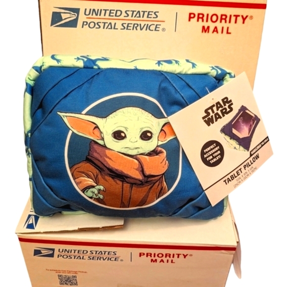 The Mandalorian Star Wars *Baby Yoda* Grogu Tablet Cuddly Pillow NEW WITH TAGS - Picture 6 of 11